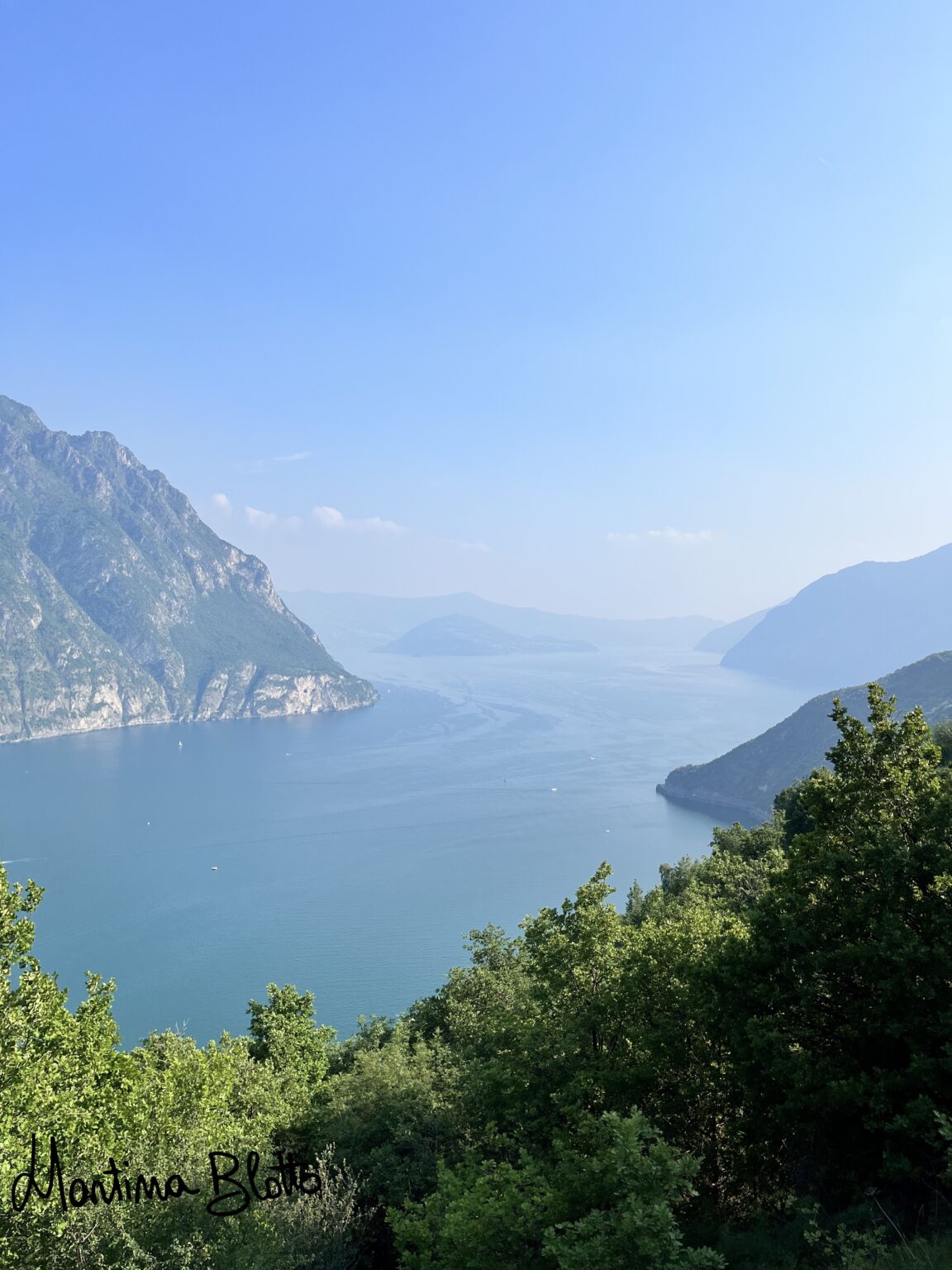 Corna Trentapassi (sinistra) e Monte Isola (centro)