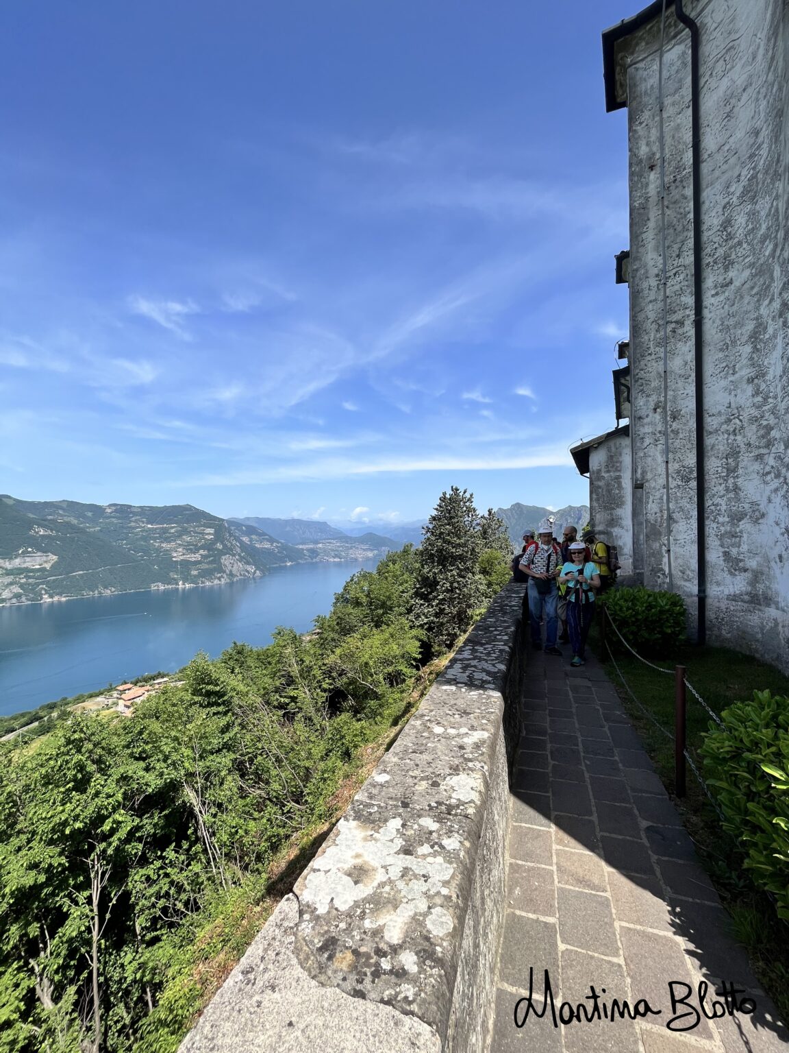 Lato verso ovest e panorama sul lago