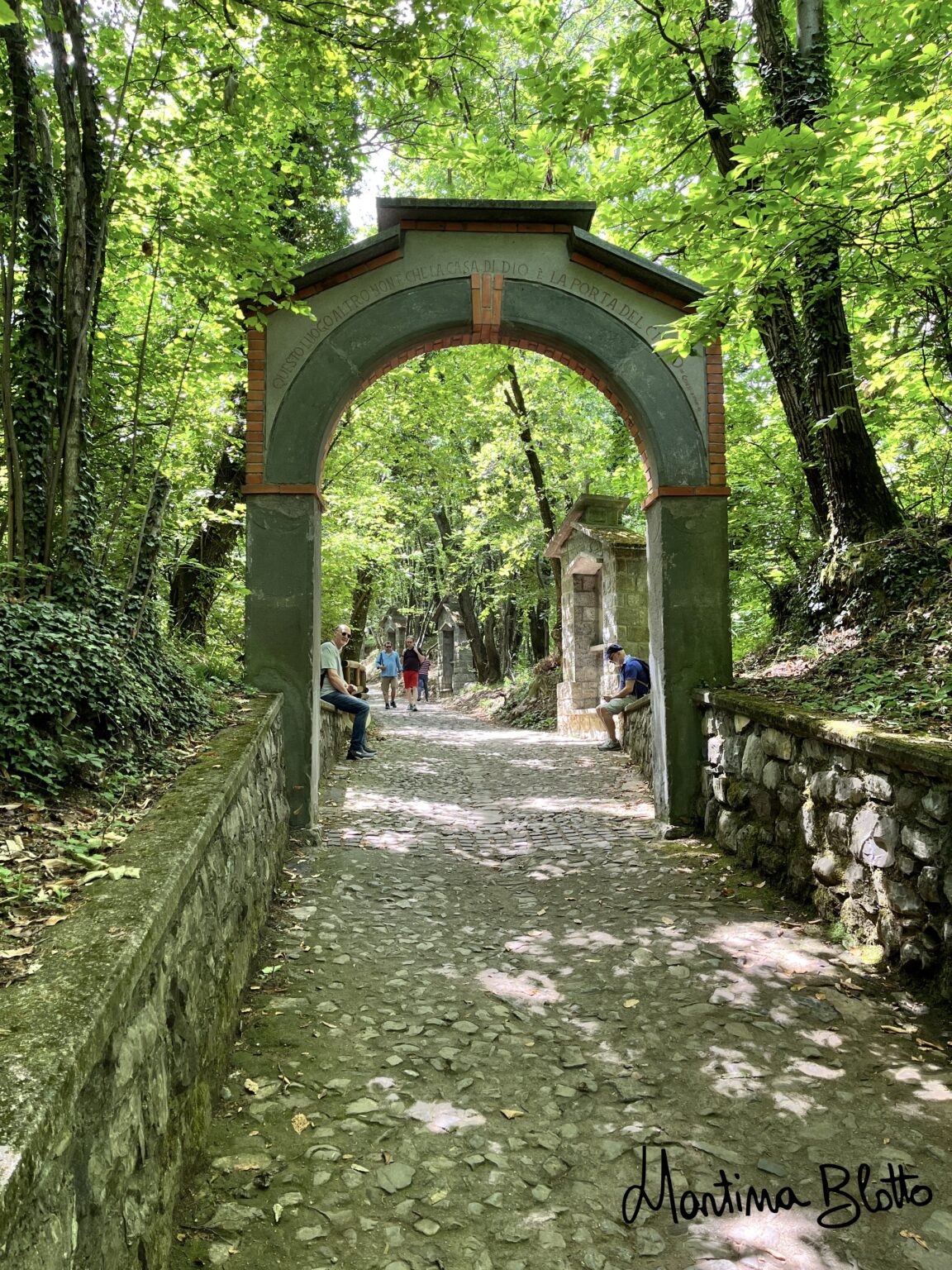 Arco di accesso al viale con le cappelle