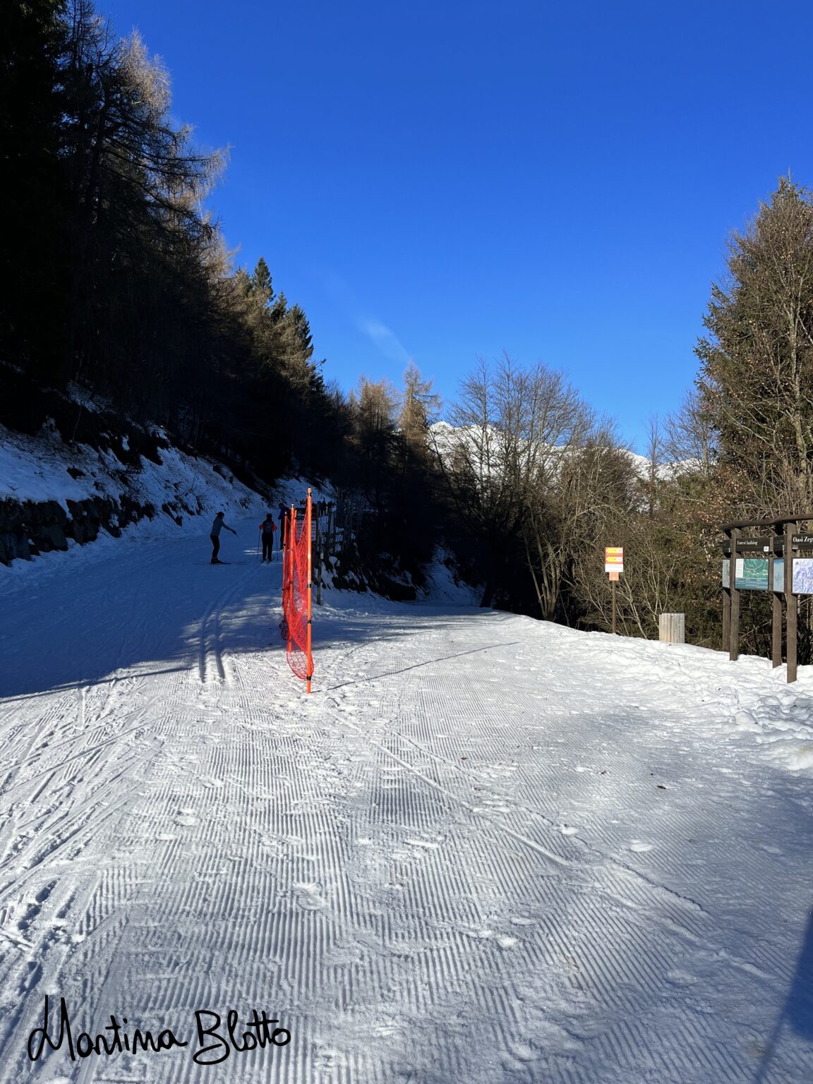 a sinistra percorso sci fondo, a destra ciaspole