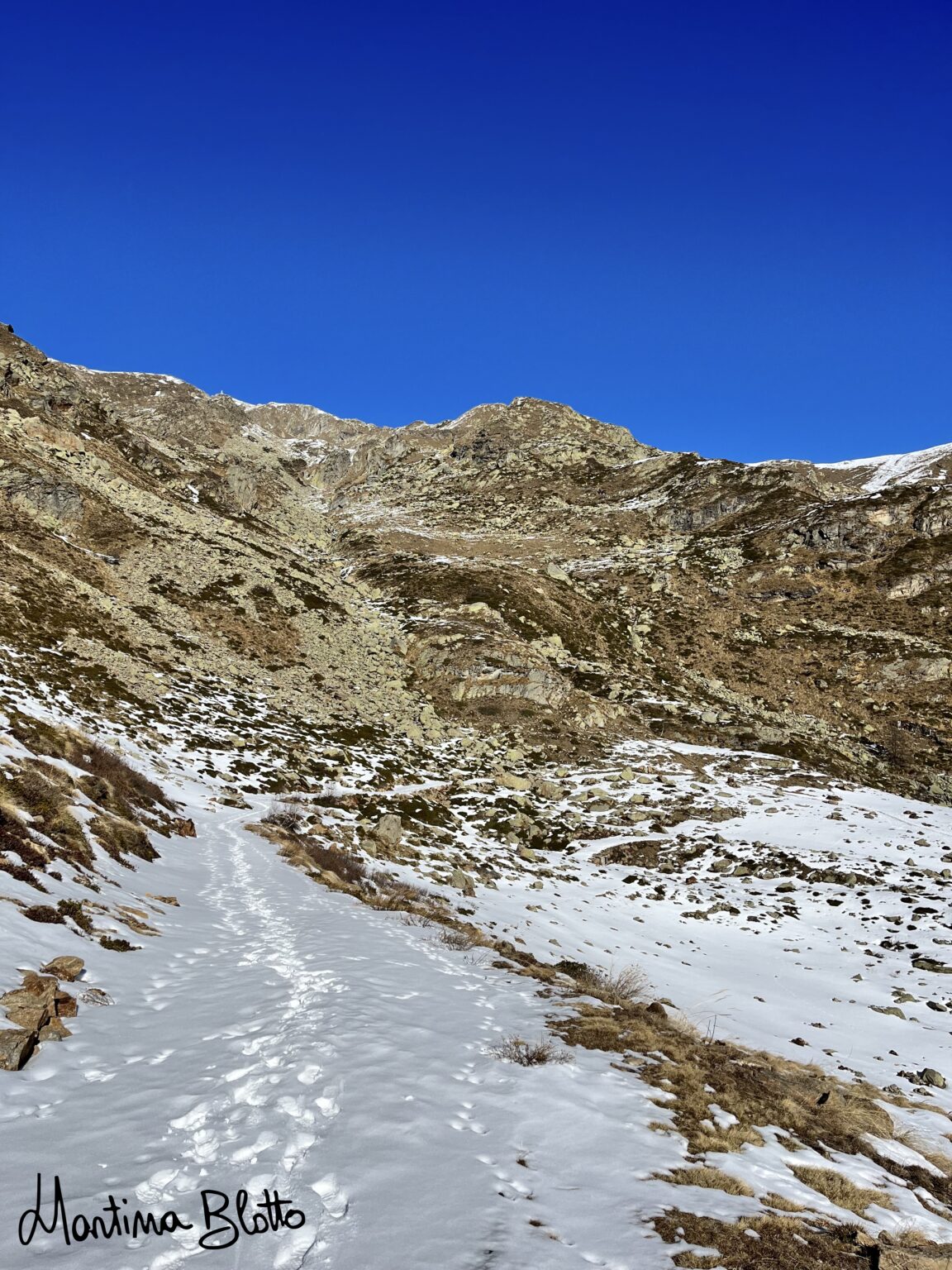 Sulla cresta, croce del Mombarone