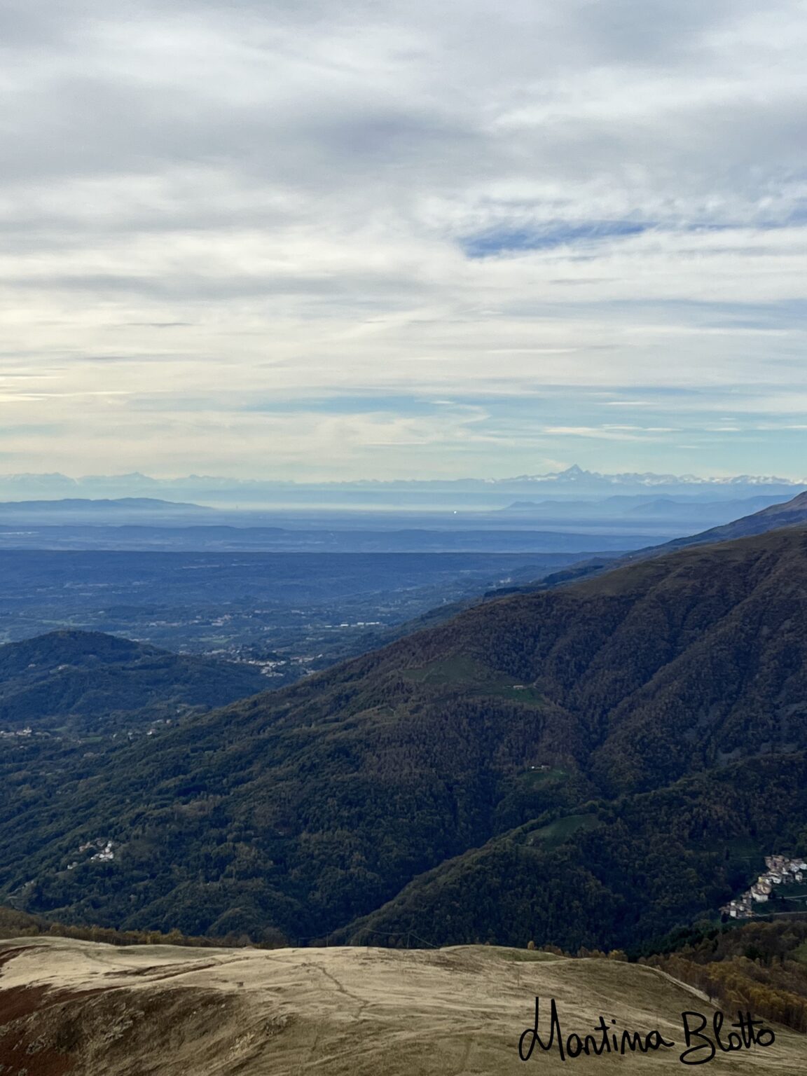 vista sulla Alpi Cozie da cui spunta il Monviso
