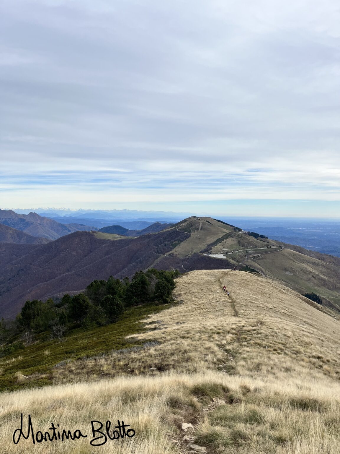 Piazzale di Bielmente e Prealpi lombarde sullo sfondo