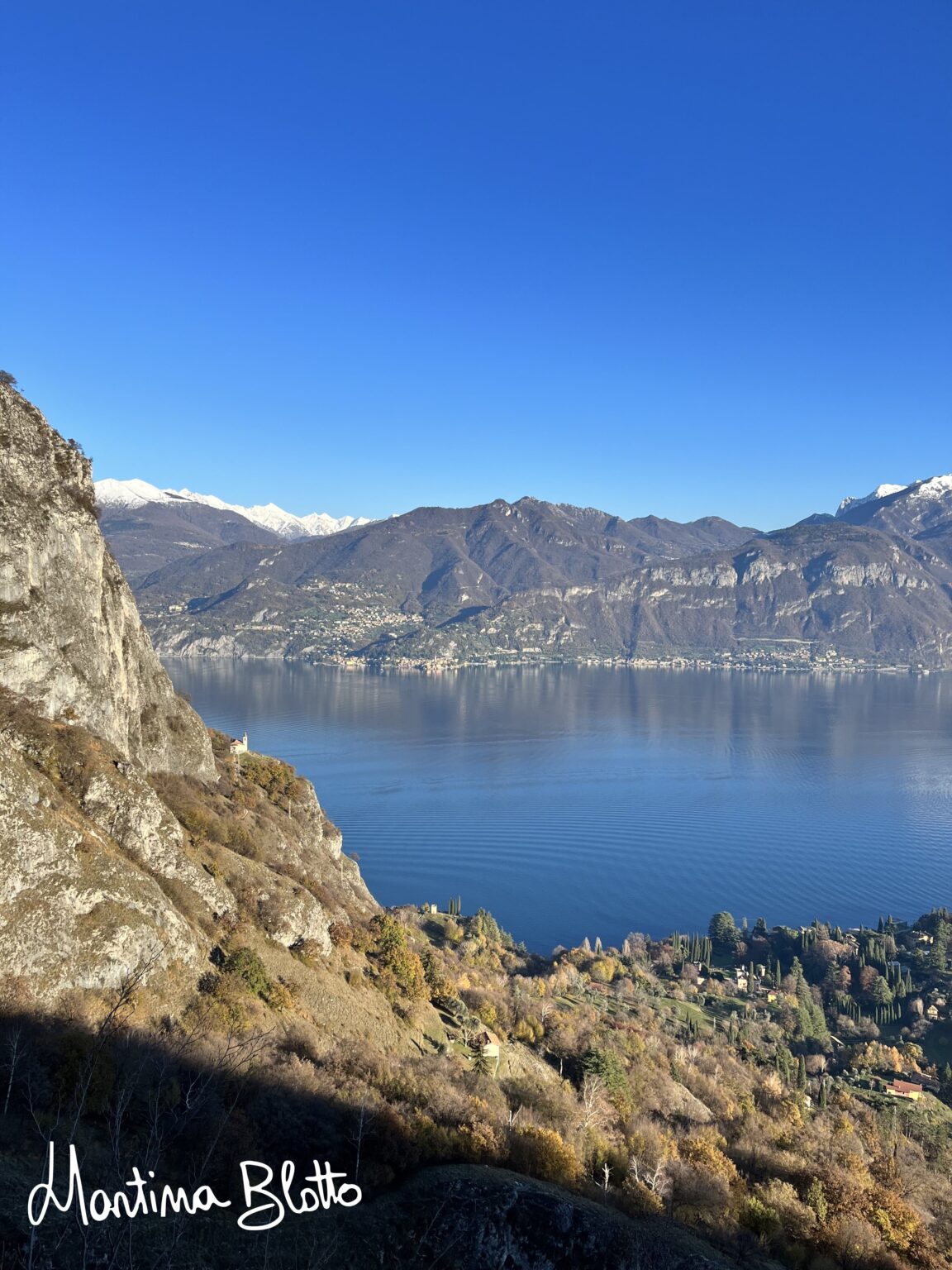 Panorama e chiesa di San Martino arroccata (a sinistra)