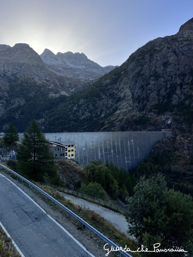Vista della diga dal parcheggio