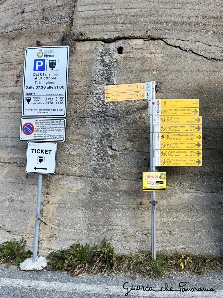 Cartello con indicazioni sentieri