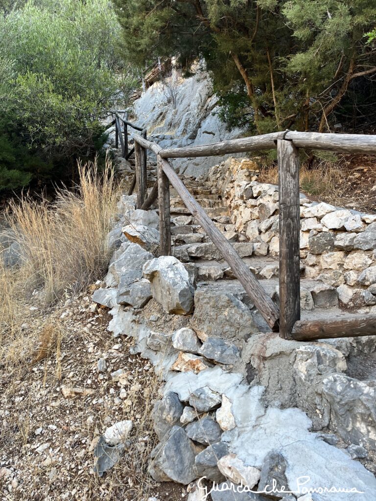 Scala per scendere a Cala Fuili