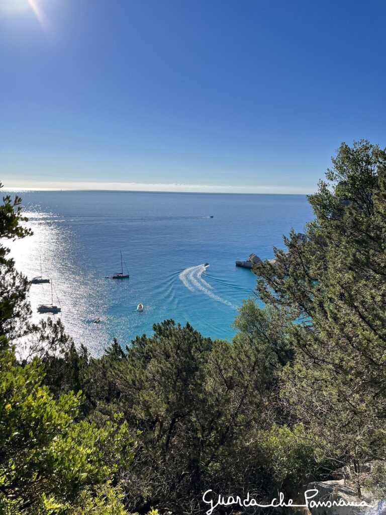 Barche ancorate di fronte alla spiaggia