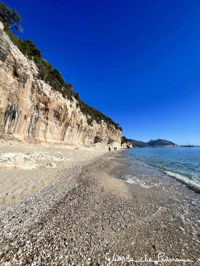 La scogliera con le grotte