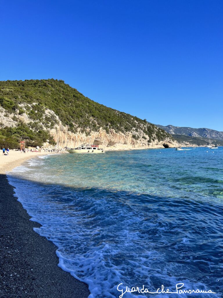 Motonave che sbarca i turisti