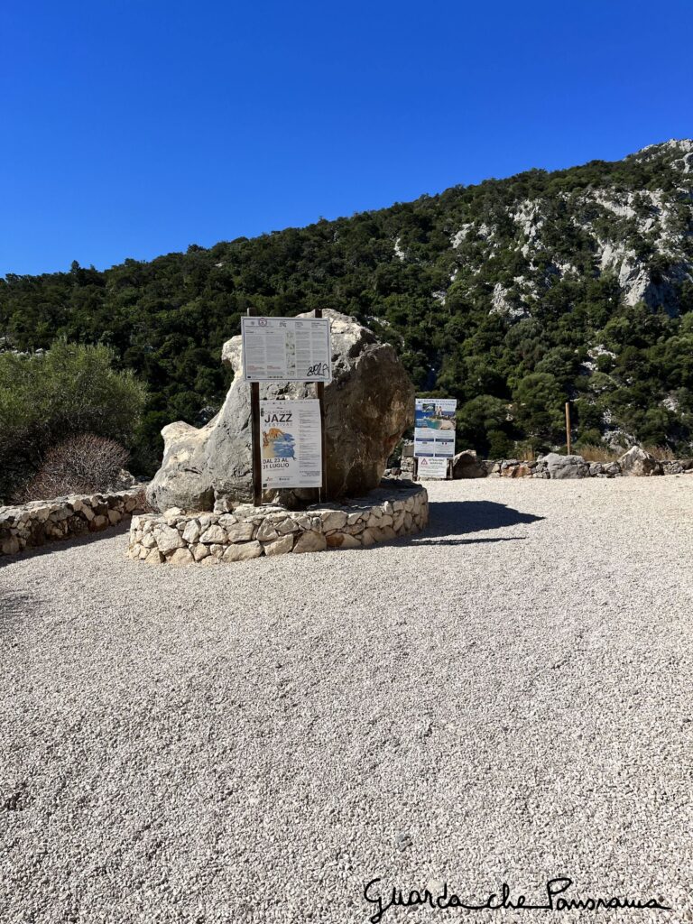 Spiazzo di accesso a Cala Fuili