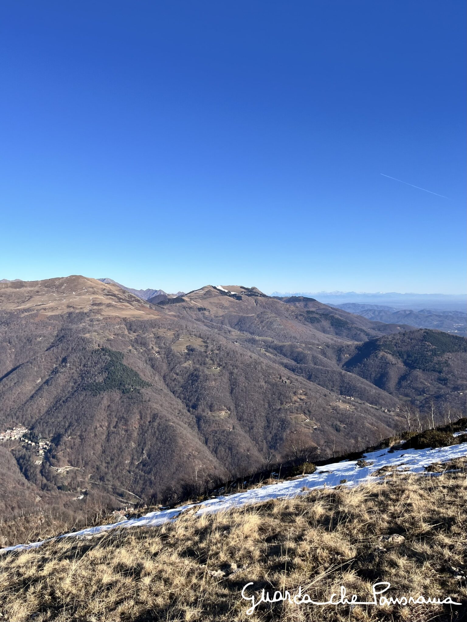 Bielmonte, sullo sfondo prealpi lombarde